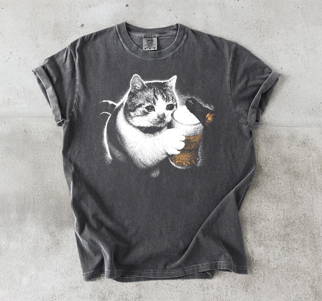 Cat Drinking Beer Shirt, Funny Cat Meme T-Shirt, Silly Cat Graphic T-Shirt, Novelty Beer Lover Gift for Cat Mom Dad, Humorous Cat Gift