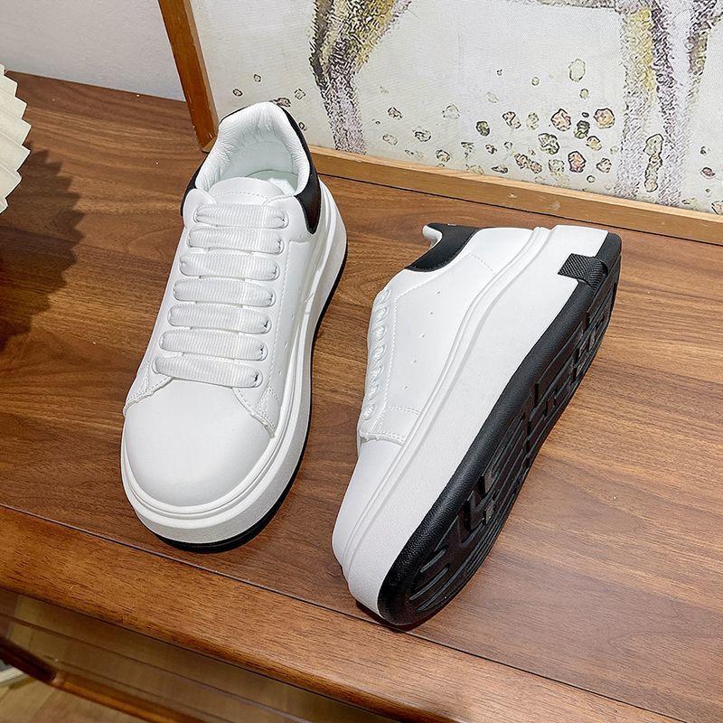 2025 Herbst und Sommer neue kleine weiße Schuhe Damen neue dicksohlige Muffin-Board-Schuhe vielseitige lässige Sport-Freizeit-Sportschuhe