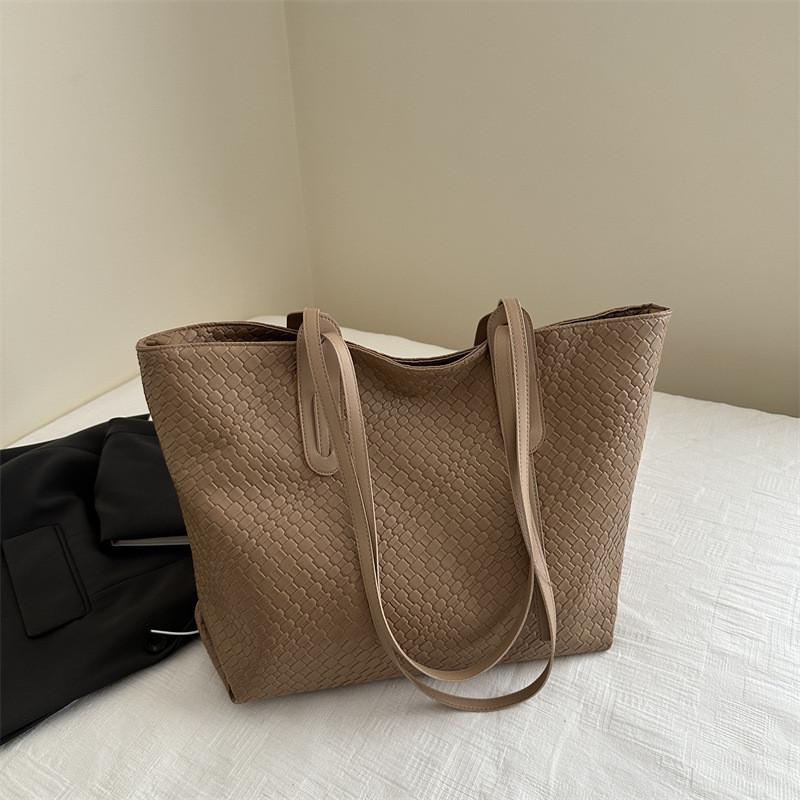 Modern Women's Tote Bag With Elegant Design And Ample Storage For Everyday Commuting