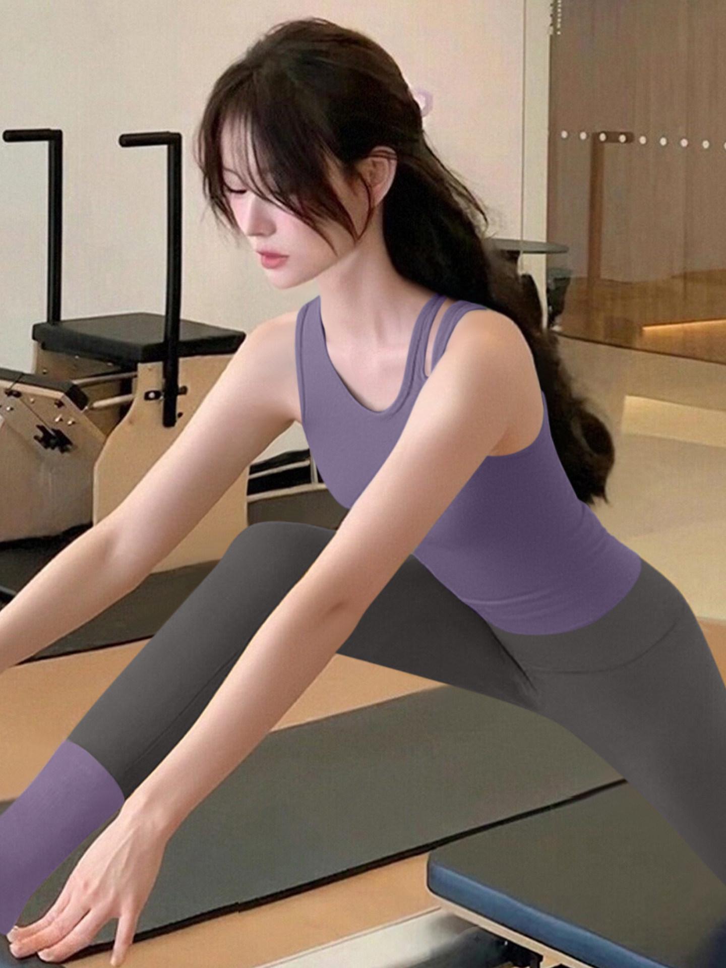

Red Women s Yoga Top with Chest Pads - Stylish Activewear for Pilates and Fitness L (110-120 cm)