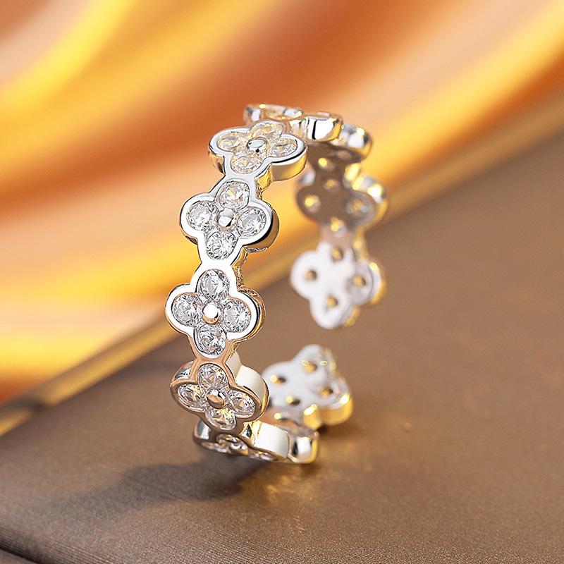 

2026 Korean Full Diamond Inlaid Zircon Four-leaf Clover Ring Women s Opening Niche Design Light Luxury High-end Index Finger Ring Resizable серебряный