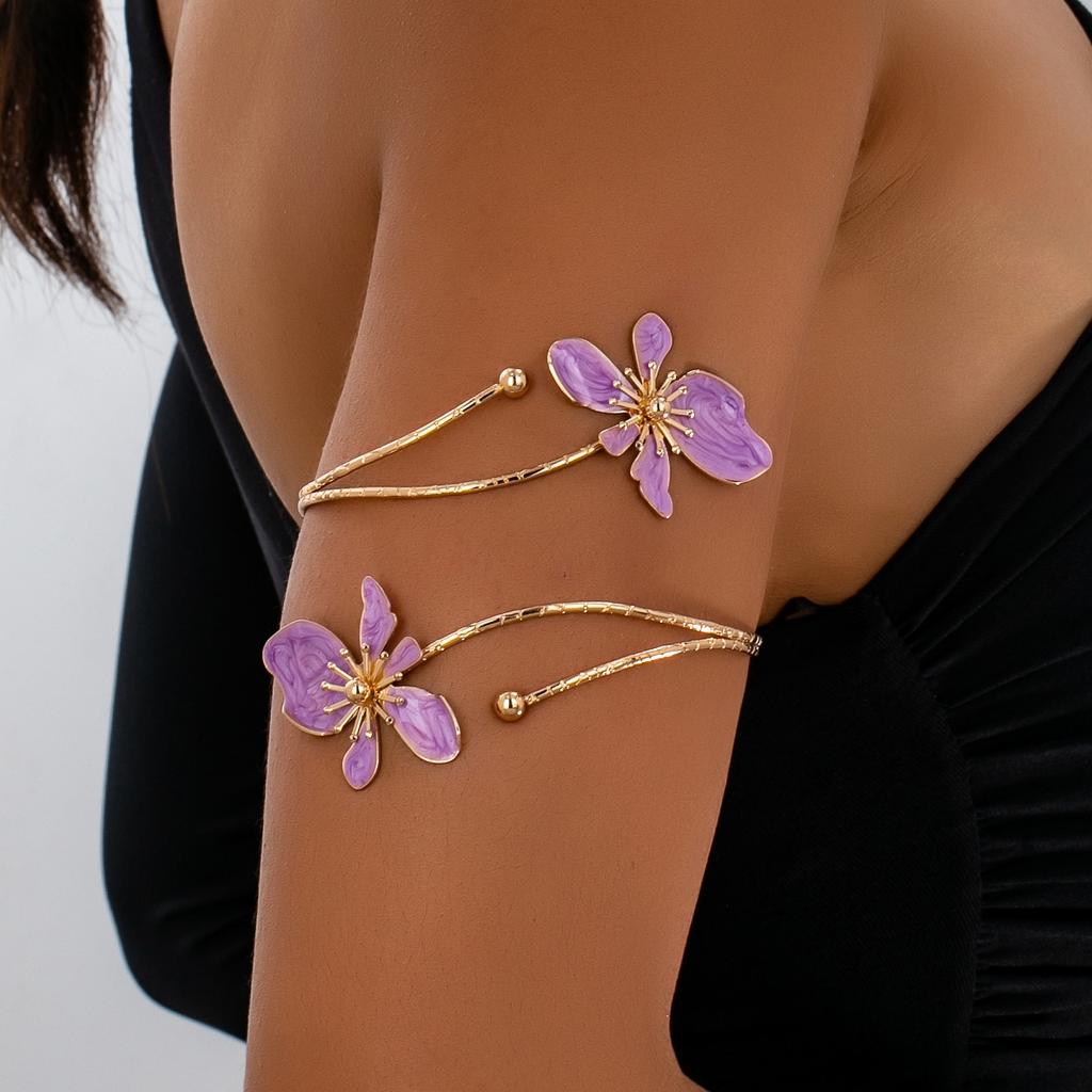 A Women's Arm Bracelet, a Three-Dimensional Flower-Shaped Arm Bracelet, Suitable for Daily Wear and Vacation Wear