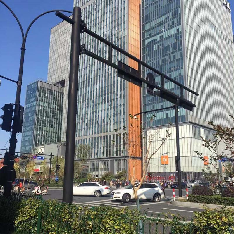 Traffic Signal Pole with L-shaped Red and Green Lights for Road Warning