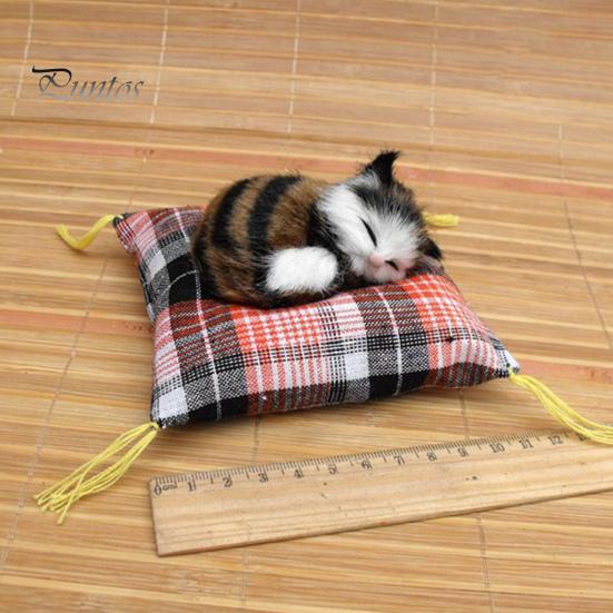 Simulasjon Kattedukke Plysjleketøy Mini Realistiske Sovende Katter på Matte Figur Utstoppet Dyr Leketøy med Pute for Hjemmekontor Rom Skrivebordsdekor