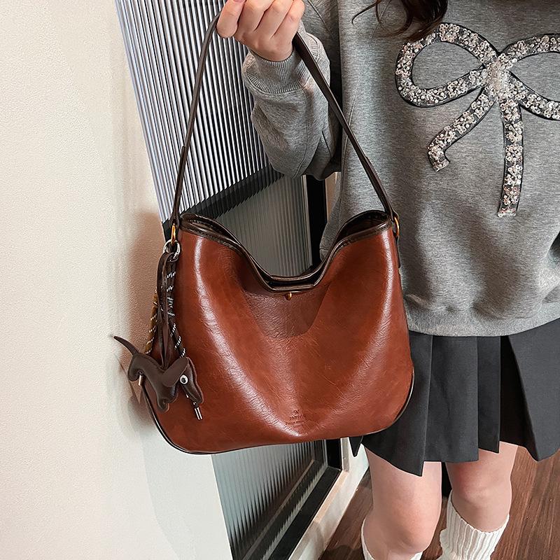 2025 new fashion niche retro tote bag women's commuter large capacity handmade messenger shoulder bag