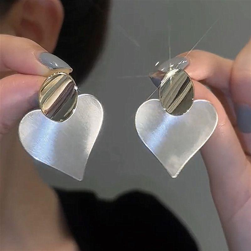 

Silver Pin Earrings Niche Style Fancy Fashion Tassel Love Heart Stud Earrings South Korea Ins Cold Wind Special-Interest Design Curved Surface The other side of the heart Silver Needle