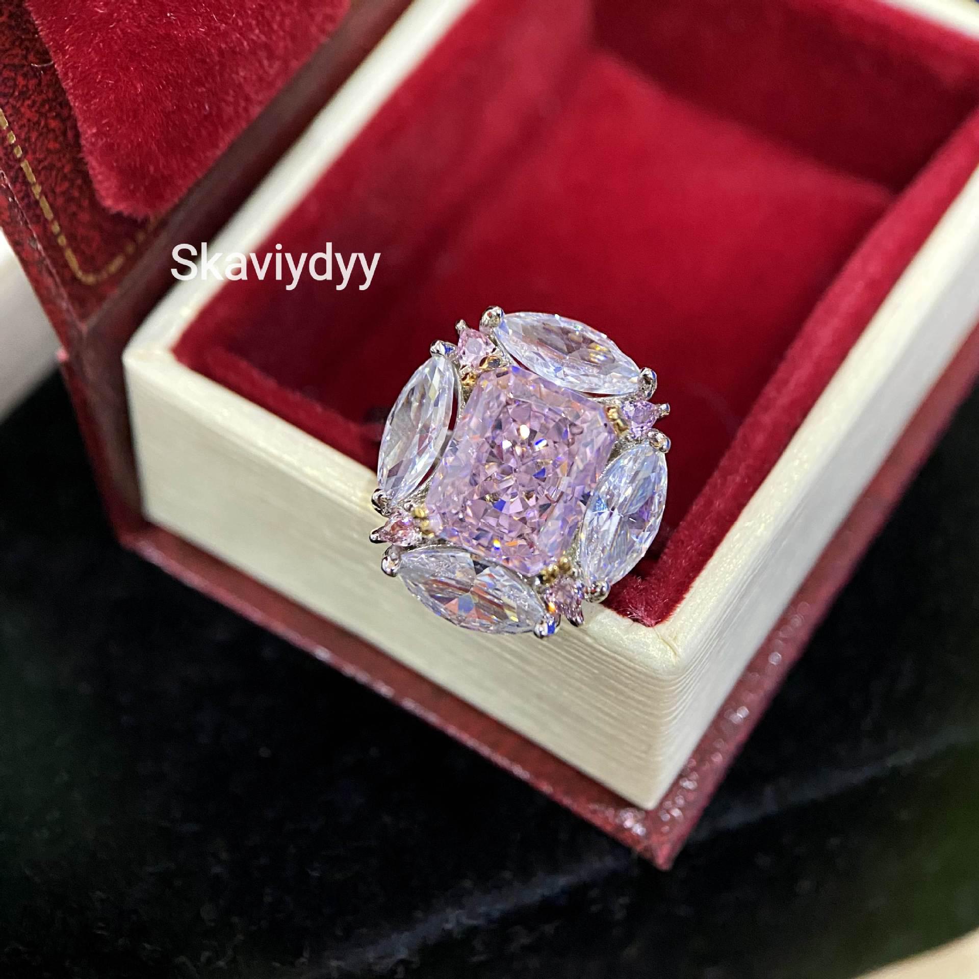 Роскошное открытое кольцо с бриллиантом огранки «Принцесса» розового цвета с крупными бриллиантами высокой твердости огранки «Цветок» Adjustable