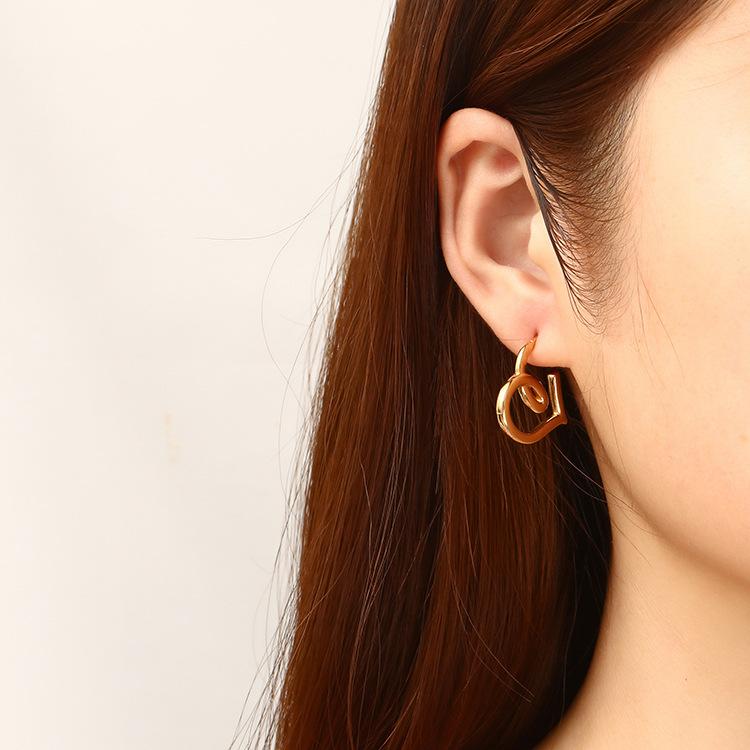 18K Vergoldete Vielseitige Damen-Liebe Edelstahl-Ohrringe Trendige Einfache Titanstahl Geometrische Ohrringe