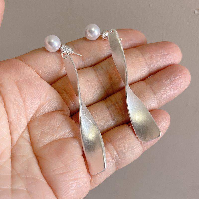 

Ribbon Twisted Bar Dynamic Face Slimming Ear Clip Frosty Style Stud Earrings Earrings Fancy Niche Style 2025 Trendy Eardrops Pair of pearl rear-mounted stud earrings