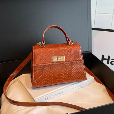 Fashion Crossbody Bag with Simple Design for Casual Office Wear. Simple Shoulder Bag In Popular Style.