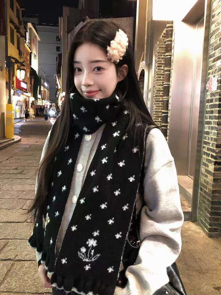 Cute Floral Deer Double-sided Knitted Wool Scarf Women's Winter Atmosphere Warm and Cold-proof Lace Neck Protection Scarf
