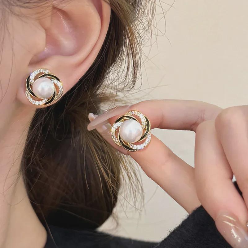 High-End Trendige Französische Zirkon Perlenohrringe Nischen-Design Klein Exquisit für Damen Einzigartiges Vielseitiges Design-Gefühl