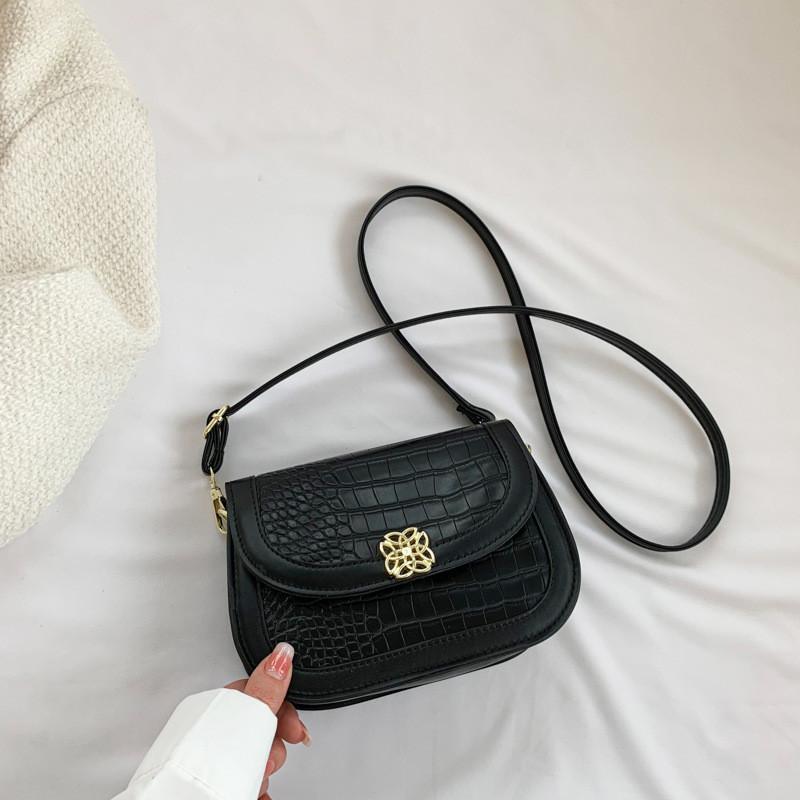 

Chic Minimalist Saddle Crossbody Bag For Everyday Use In Stylish Colors And Design чёрный