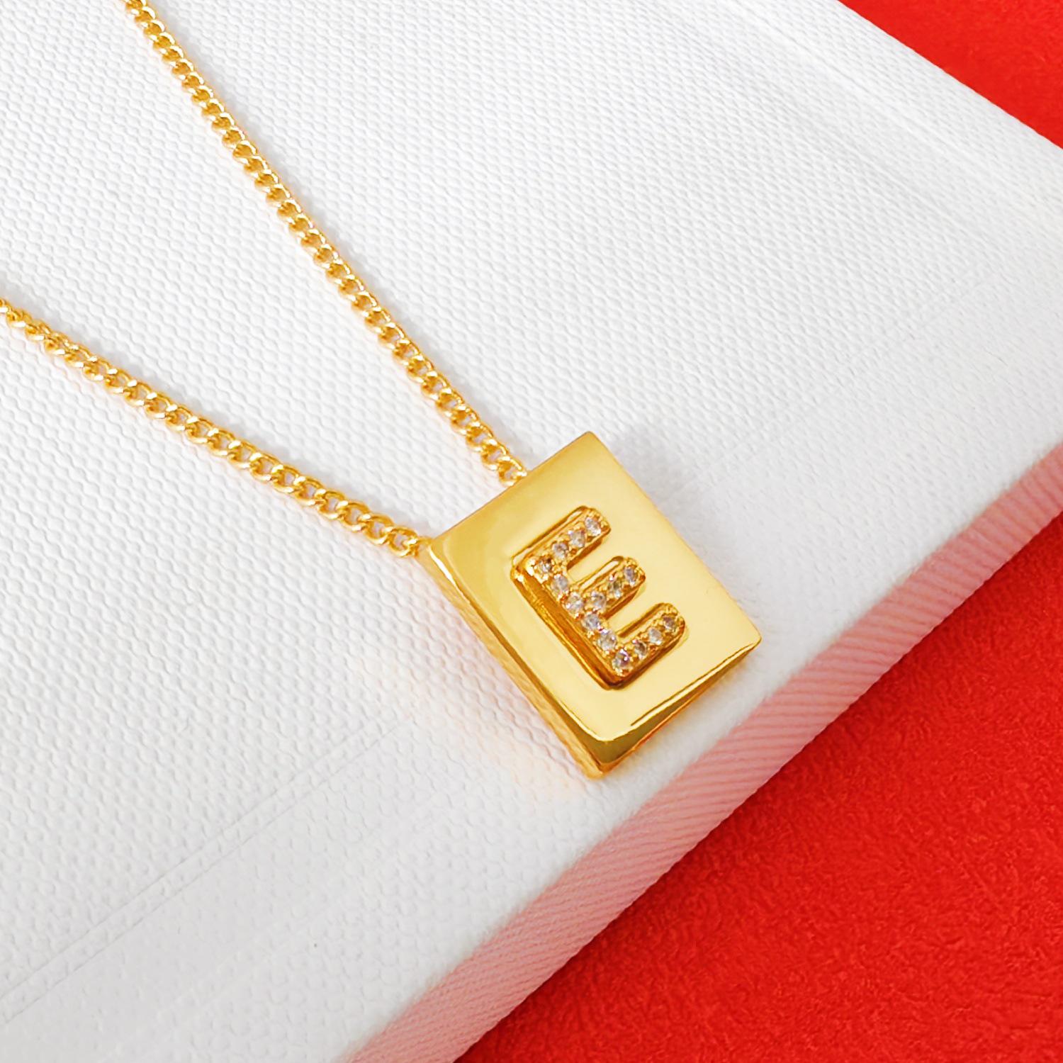 

Золотое ожерелье с алфавитом «Триумфальная арка»: Квадратная подвеска с бриллиантовой вставкой