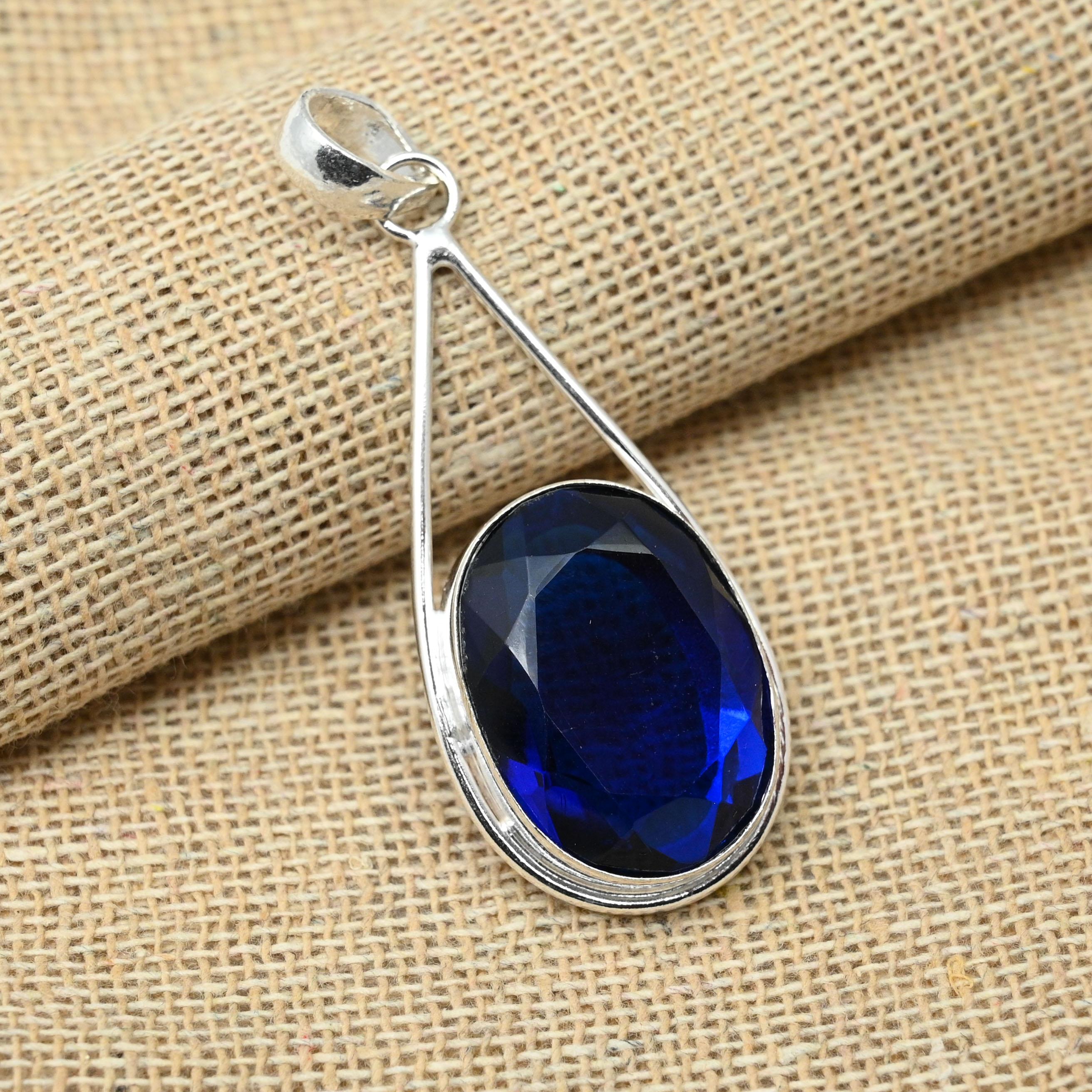 

Созданный в лаборатории синий сапфировый драгоценный камень стерлингового серебра 925 пробы Ювелирная подвеска ручной работы для нее 2.16 Inches синий