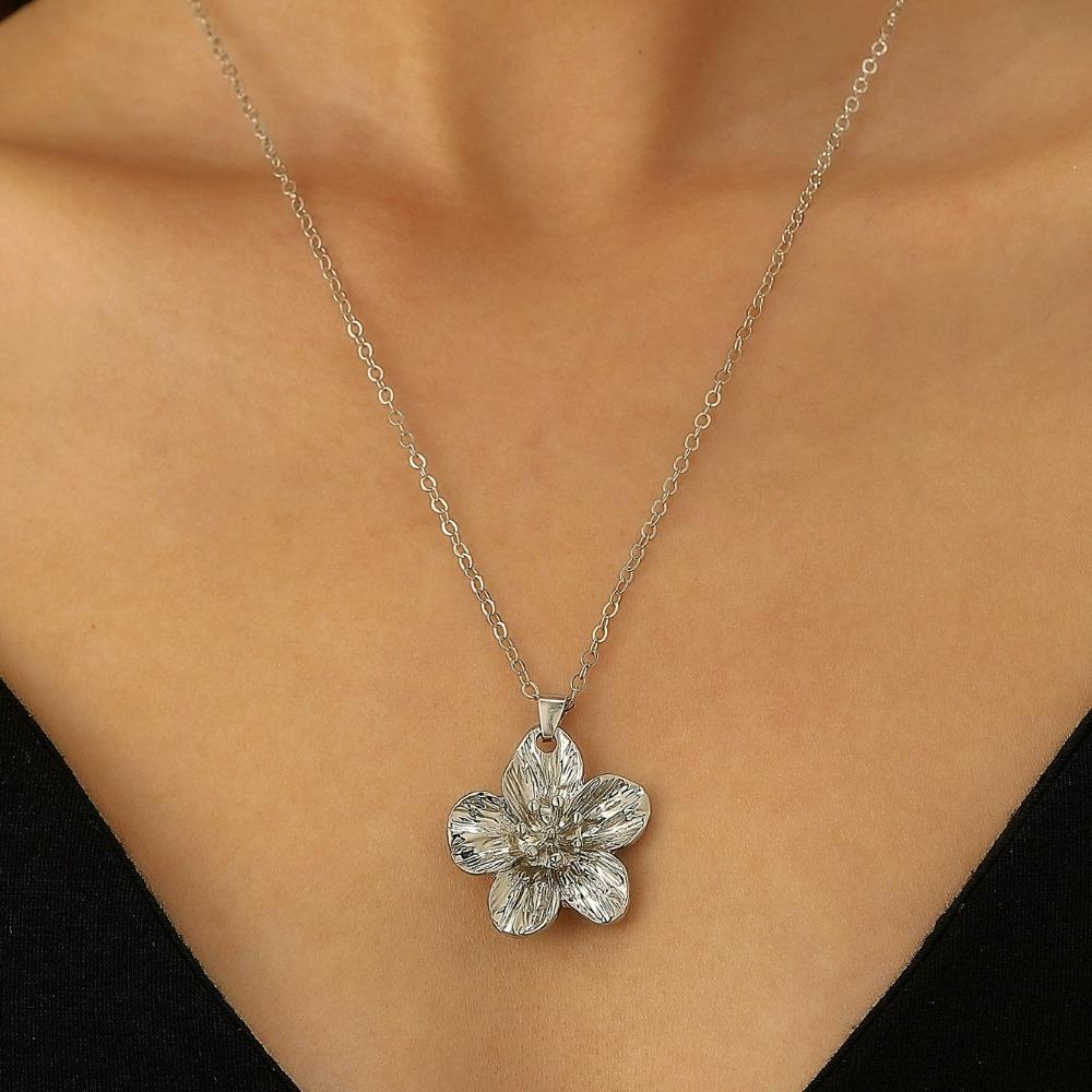 New Simple Metal Wrinkled Stereoscopic Flowers Pendant Necklace for Women Charm Temperament Clavicle Chain Fashion Jewelry Gifts
