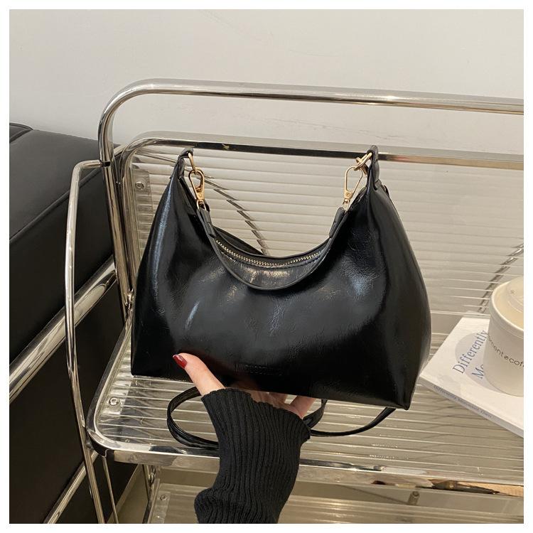 Textured Oil Wax Leather Solid Color 2025 New Winter Retro Casual Large Capacity Single Shoulder Underarm Crossbody Underarm Women's Bag