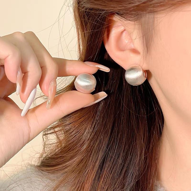 Elegant Brushed Silver Round Ear Studs: Stylish, Versatile, and Personalized Light Luxury Jewelry.