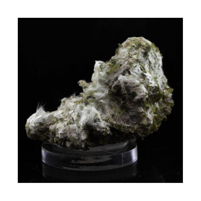 Pierres et Minéraux. Epidote, Byssolite. 208.0 ct. Envers de Chamrousse, Belledonne, Isère, France..