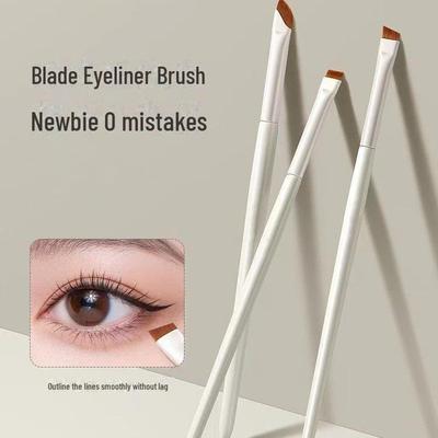 Pennello per eyeliner e sopracciglia angolato Cloud Porcelain - Strumento per il trucco di palpebre piatte e baco da seta