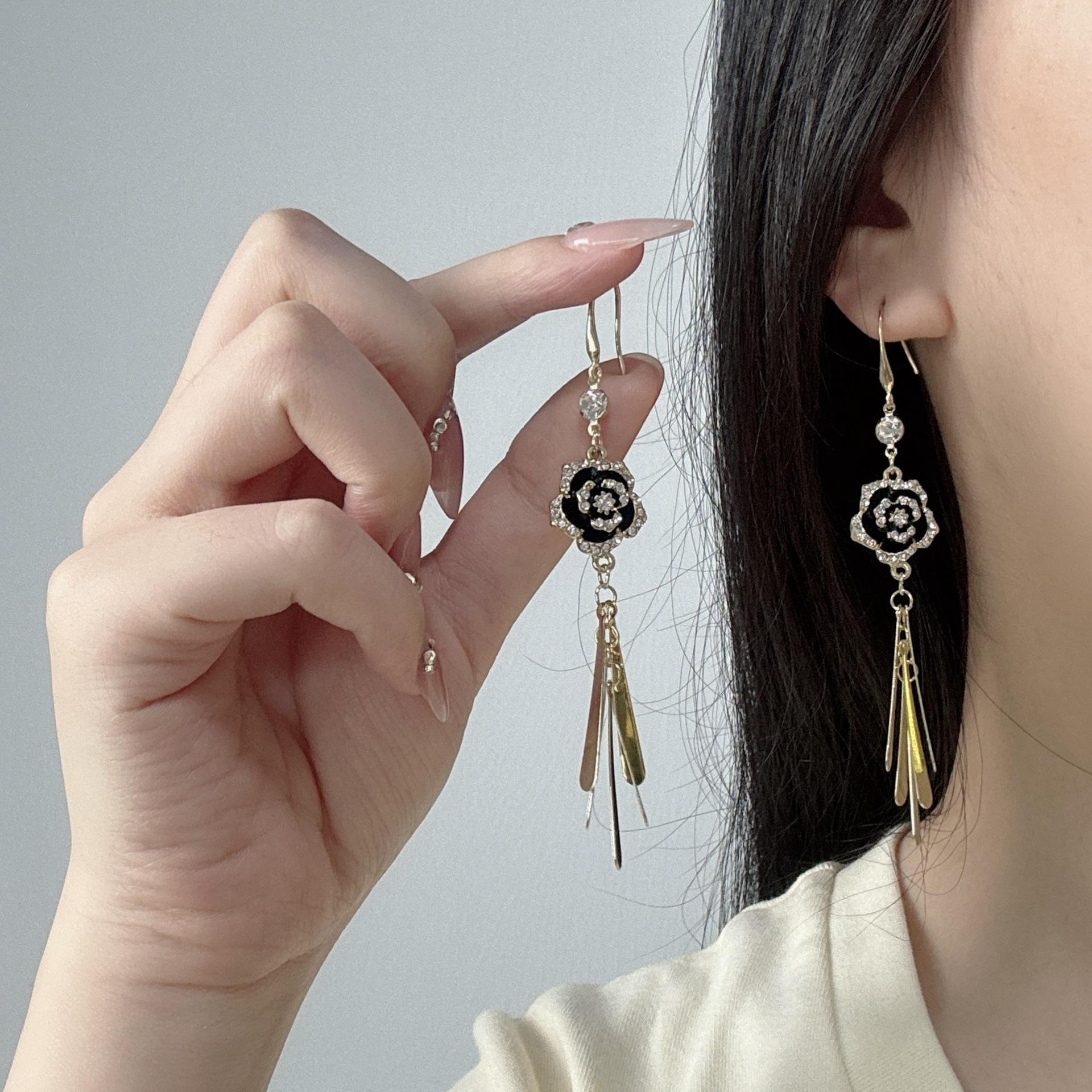 

French Fresh Camellia Tassel Women s Earrings золотий