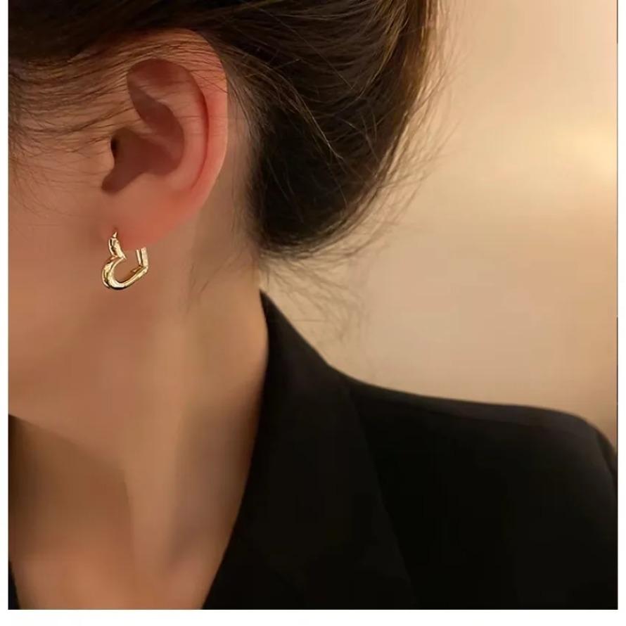 1 Pair Simple Design Silver Color Hollow Heart Hoop Earrings for Women New Brand Fashion Ear Cuff Piercing Vintage Earring Gift