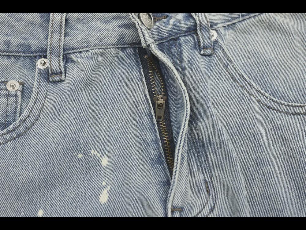 Trendy Herrenhose aus gewaschenem Denim mit geradem Bein und Kontrastnähten im Punk-Stil mit Tintenspritzern und Katzenschnurrhaar-Details