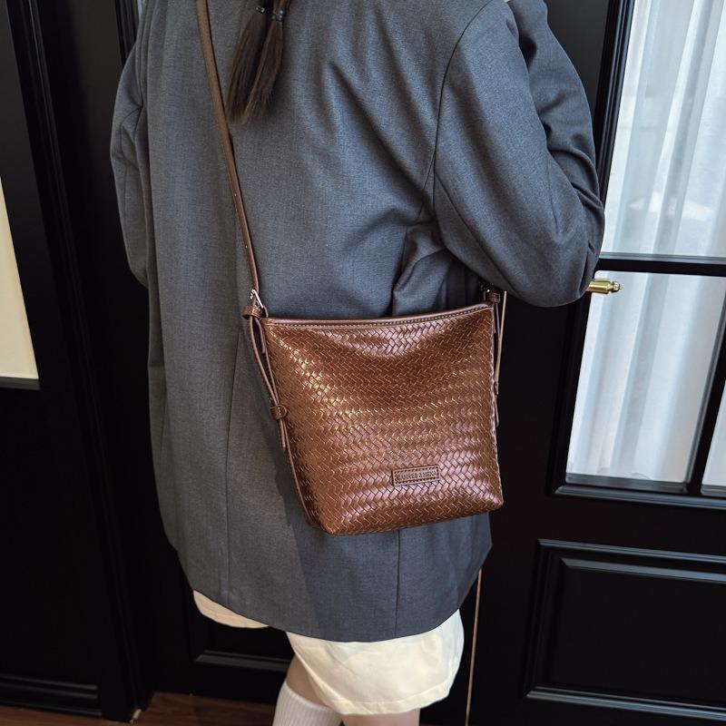 High-end niche bag women's new retro woven crossbody bag shoulder armpit bag