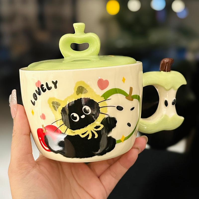 Милая мультяшная кошка Ручка-яблоко Кружка с крышкой Креативная керамическая кофейная чашка Подарок для подруг About 450ml
