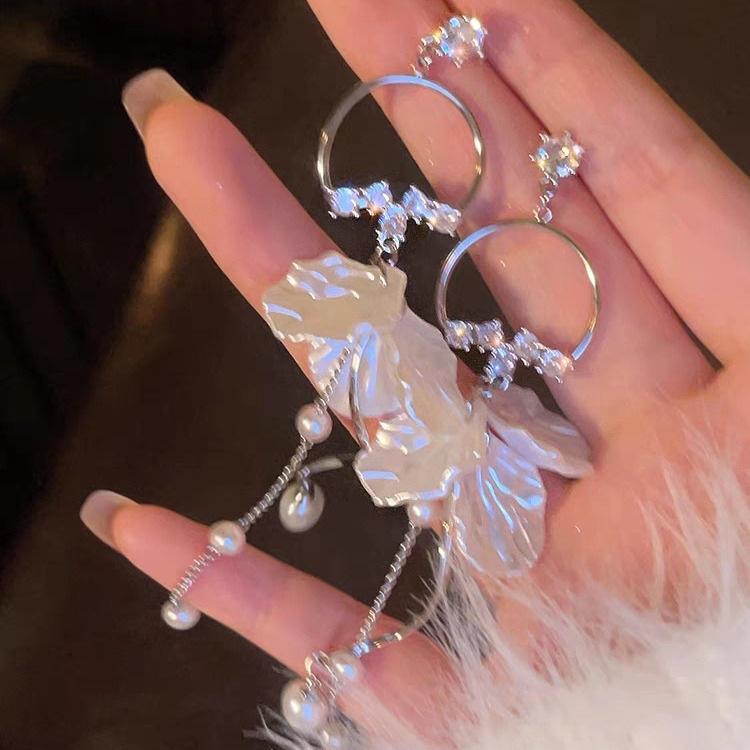 Super fairy long petal pearl fringed earrings for women, the design temperament shows the face and thin earrings.