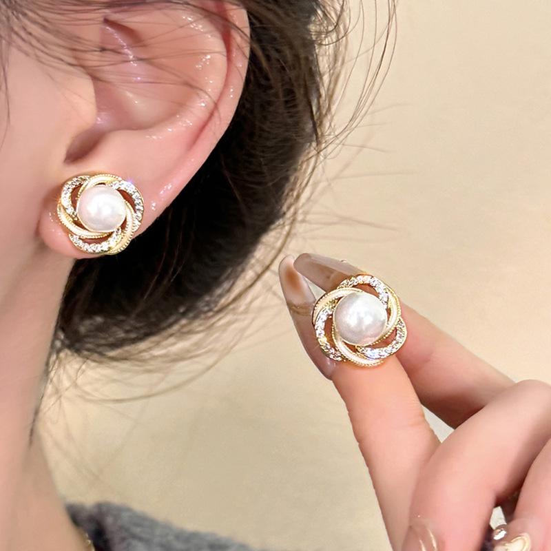 Boucles d'oreilles de luxe tendance 2024 accrocheuses pour femmes: Boucles d'oreilles à clous tendance et polyvalentes pour l'automne et l'hiver