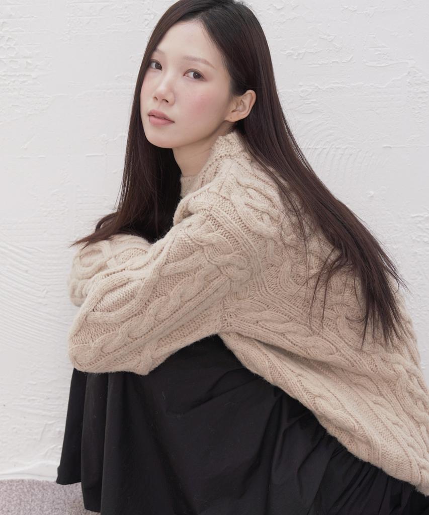 Atiseuteukeompeullegseu Artist Cable Round Neck Pullover (Beige)