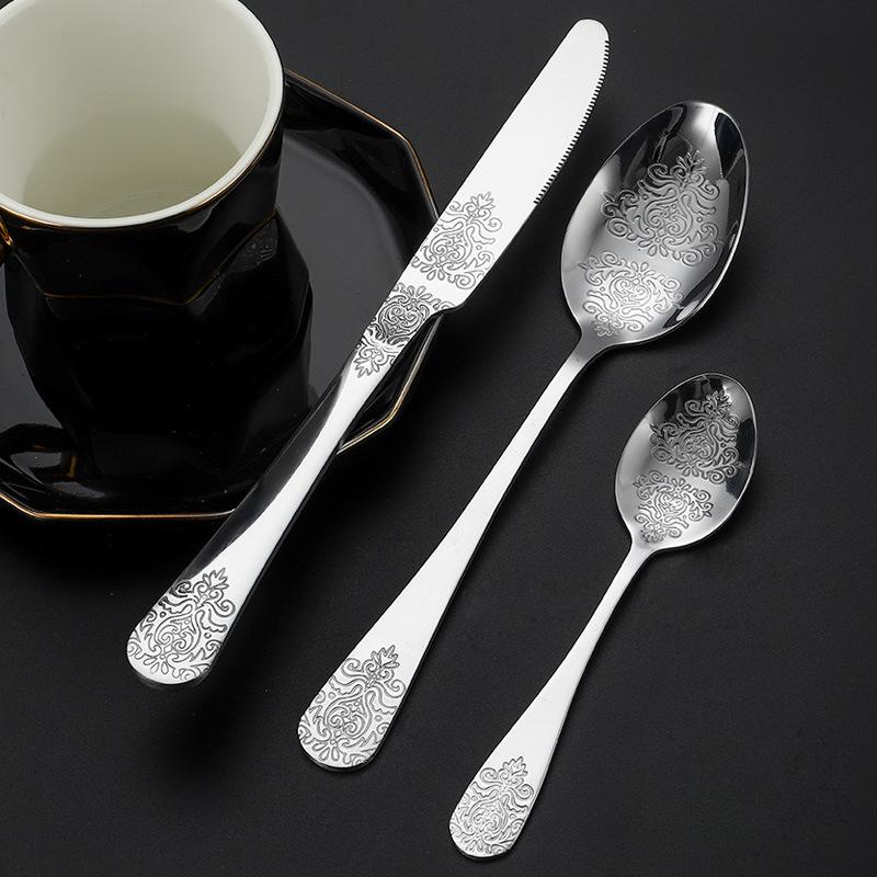 

Набор столовых приборов из нержавеющей стали серебристого цвета: нож, вилка, ложка. Набор столовых приборов для ресторана, отеля. Ручка с изысканной резьбой.