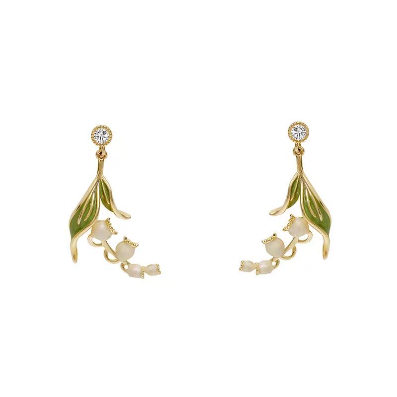 French Retro Pearl Clip-On Earrings: Mosquito Coil Design, Hong Kong Niche Style, No Piercing Needed, Women's High-End Fashion Accessories.