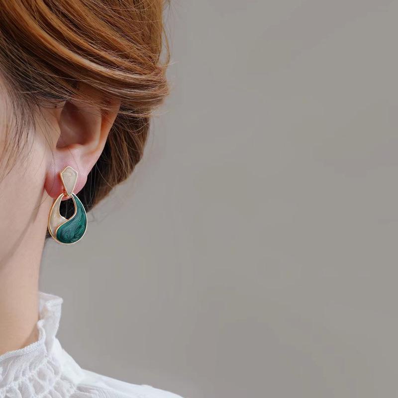 

Элегантно оформленные синие серьги-капли во французском стиле Хепберн для женщин зелёный