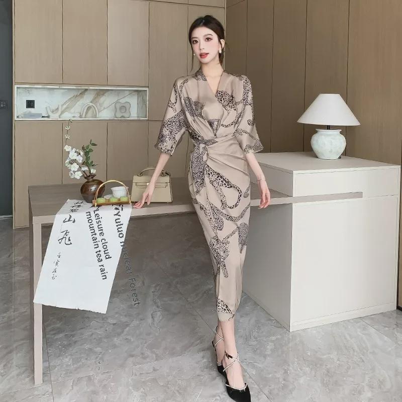 Leopardmönstrad V-ringad Mellanlång Klänning med Halvlång Ärm och Knytskärp i Midjan