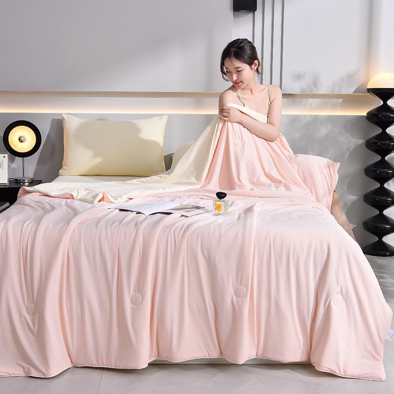 Class A Silk Summer Quilt: Antibacterial, Skin-Friendly, Solid Color for Mother and Baby, Ideal for Air Conditioning, Spring, and Autumn.