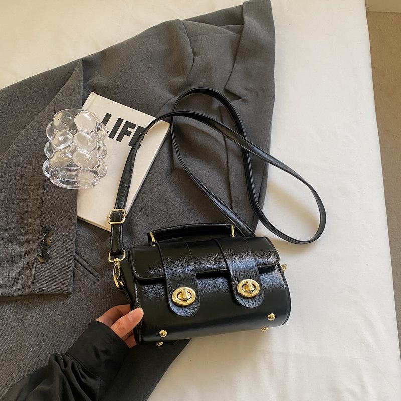 

Wholesale hot sale niche high sense fashion portable Boston bag versatile commuter temperament simple wind messenger women s bag