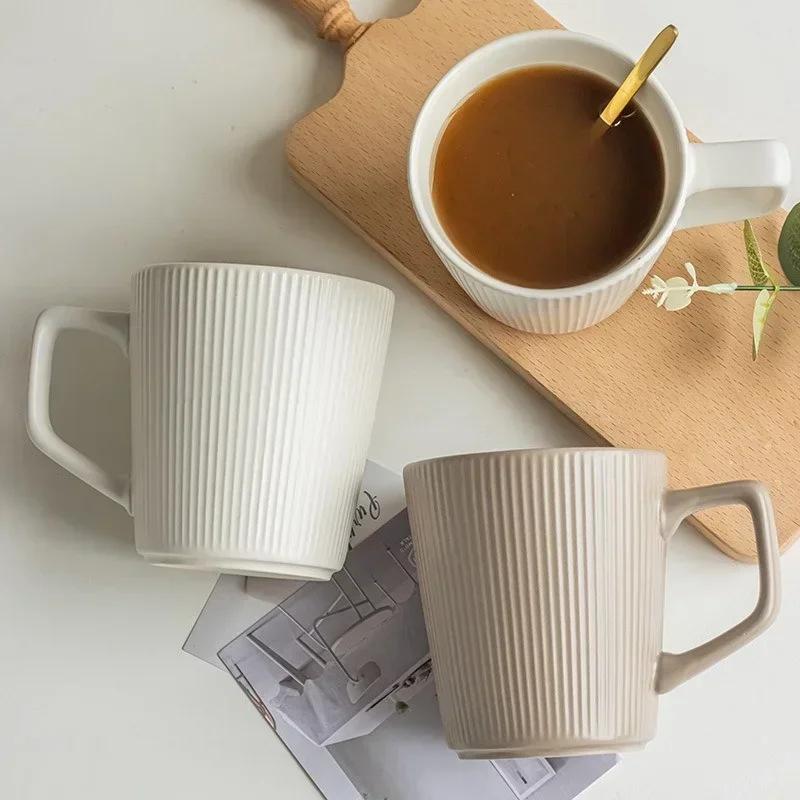 Kubek ceramiczny z wytłoczeniem w jednolitym kolorze, kubek do mleka i kawy w stylu nordyckim z uchwytem, praktyczny kubek do wody do użytku domowego i biurowego, kształt w paski L