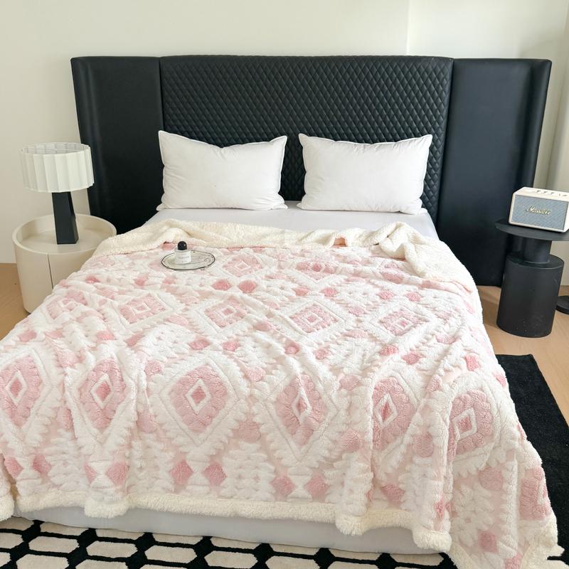 Geometric Patterned Jacquard Fleece Blanket Double Layer Thick Warm Taffeta Sofa Throw Blanket Spring Autumn Plush Bed Blanket