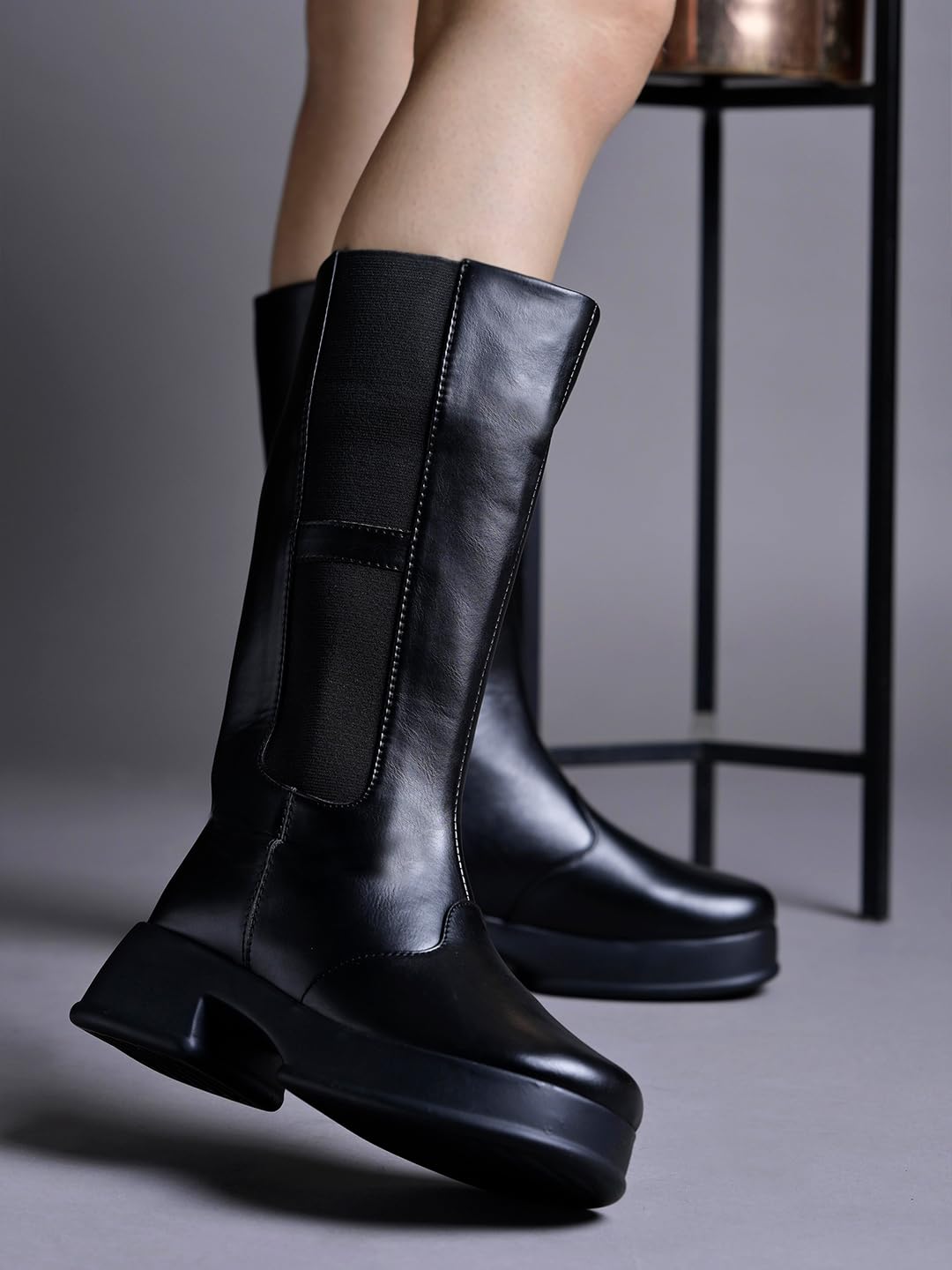 

Жіночі черевики-челсі Shoetopia на масивній підошві з протиковзкою підошвою, зручні модні ankle boots | М яка амортизуюча підошва | Для повсякденного носіння, вечірок та зими EU37 : 22CM чорний