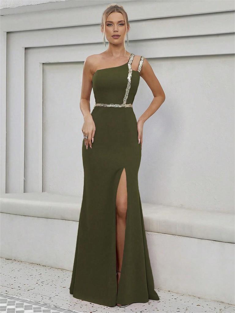 Elegantes One-Shoulder-Abendkleid mit gewebtem Metallgürtel und Schlitz