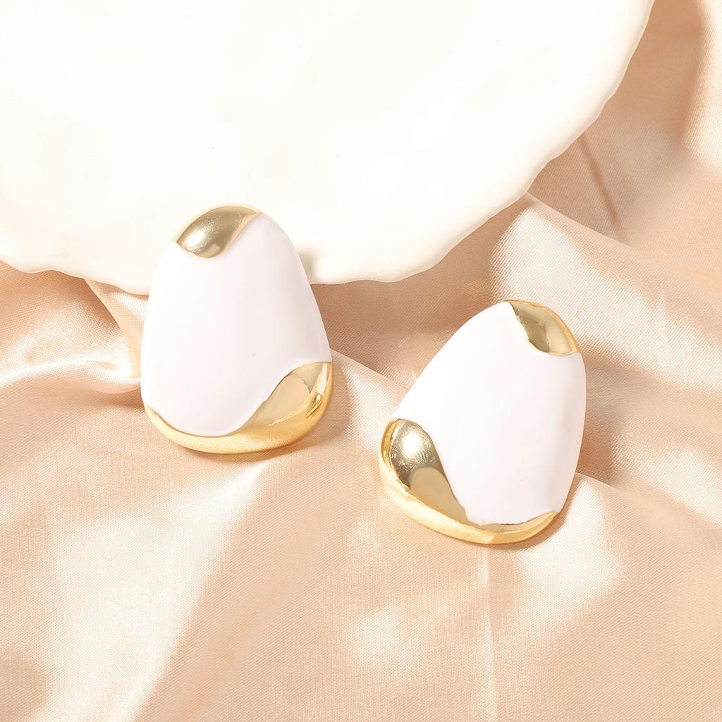 The creative and unique design sense, fresh and sweet, multi-color geometric quadrilateral ear studs are simple and elegant