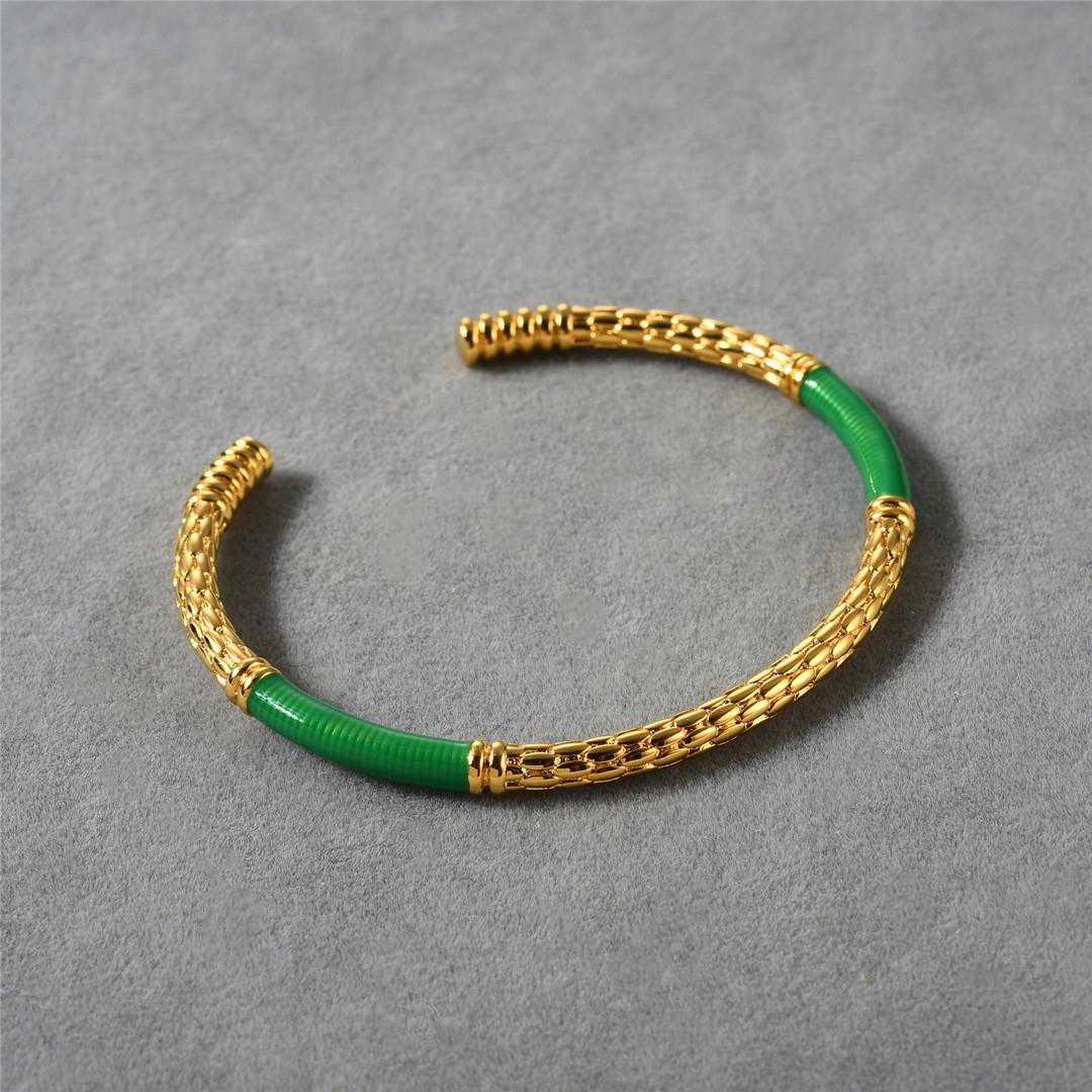 Французский нишевый дизайн Изумрудный тонкий браслет Эмаль Сращивание Золотой Чешуя змеи Открывающийся браслет Женский Высокая текстура Универсальный