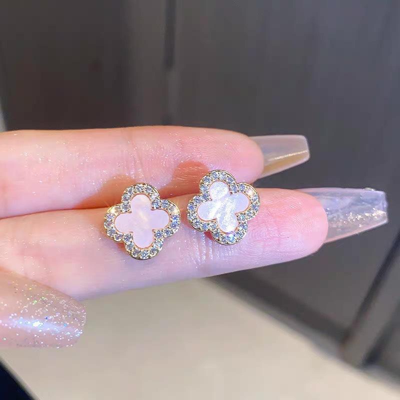 Bracelet Exquis Trèfle à Quatre Feuilles Diamant Perlé - Bijou de Luxe Polyvalent pour Femmes