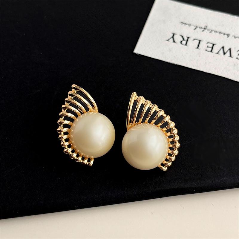 

New Fashion Pearl Stud Earrings for Women Hollow Gold Color Metal Fan Shape Female Unusual Earrings Geometry Ear Zircon 2025