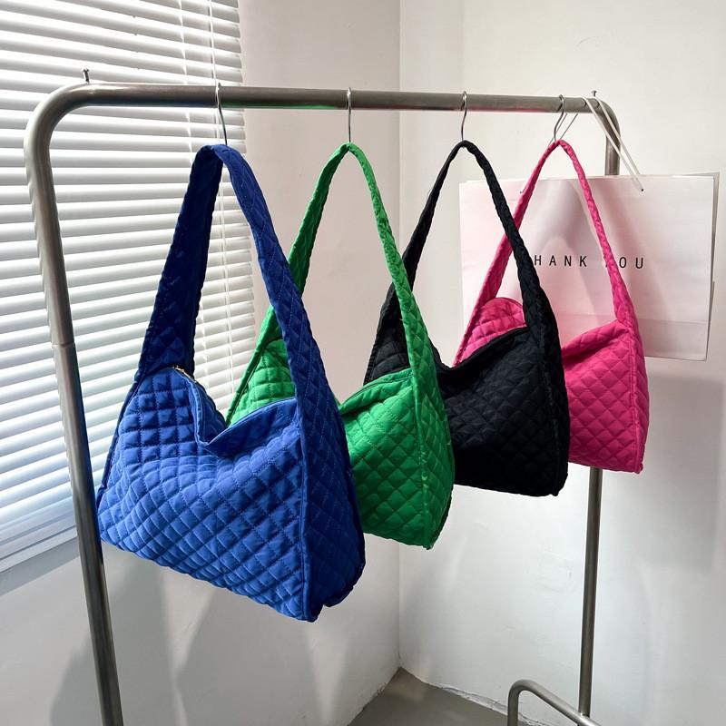 Trendige Nylon-Tragetasche für Damen Herbst Winter 2023 Große Kapazität Gesteppte Umhängetasche