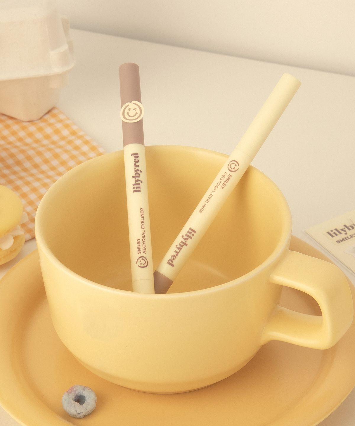 Smiley under-eye eyeliner 1