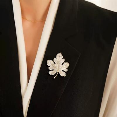 Luxury Elegant Maple Leaf Brooch for Women And Girls Versatile Shiny Plant Pin Exquisite Corsage Accessory Elegant Clothing Gift