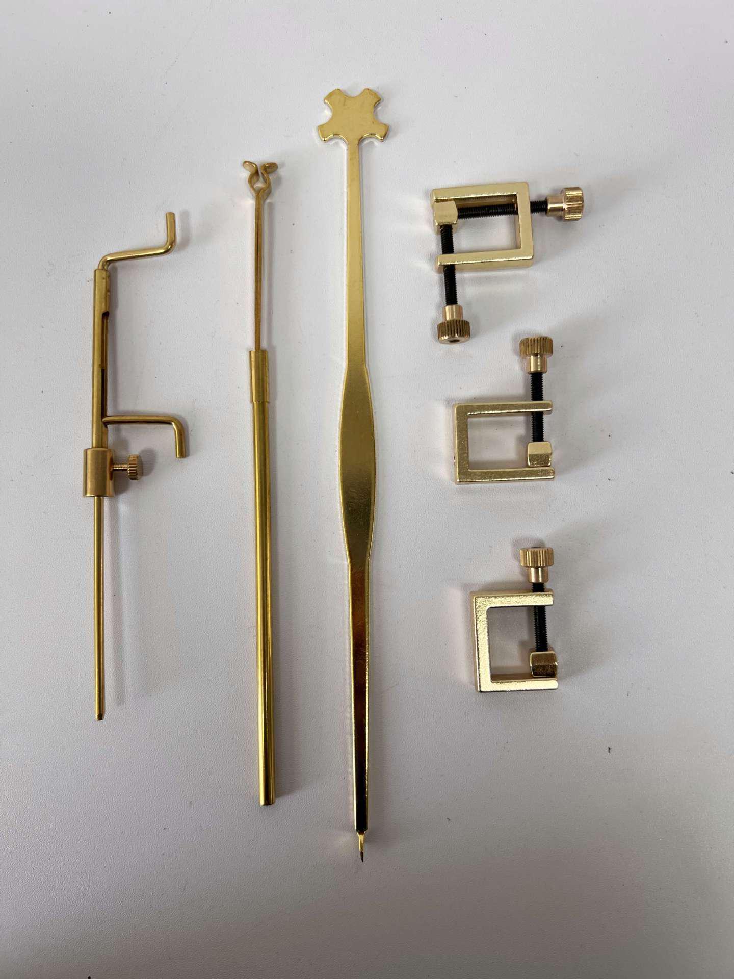 

Набір інструментів для скрипки: Гачок для звукової опори, Затискач, Штангенциркуль для вимірювання довжини, Латунний квадратний затискач, Затискач для ребер 3-piece Violin Clamp Set + 3 Brass Square Clamps золотий